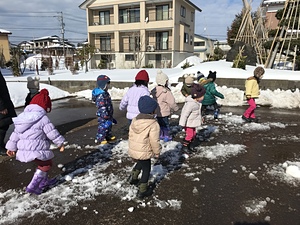 もも組　園士さんの雪消しのお手伝い