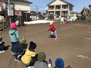 外で久しぶりに鬼ごっこ